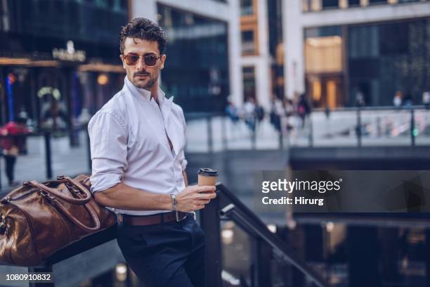 jonge stijlvolle zakenman afhaalmaaltijden kop koffie - formele kleding stockfoto's en -beelden