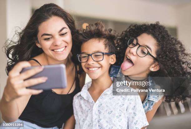 une famille heureuse - famille avec des lunettes de vue photos et images de collection