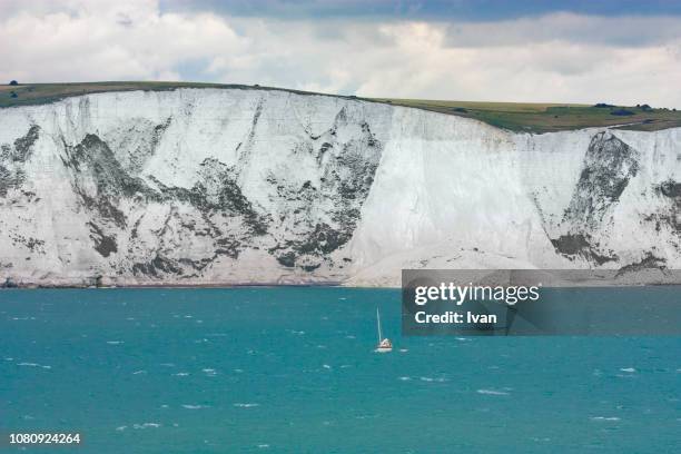 white cliffs of dover strait - kent england stock-fotos und bilder