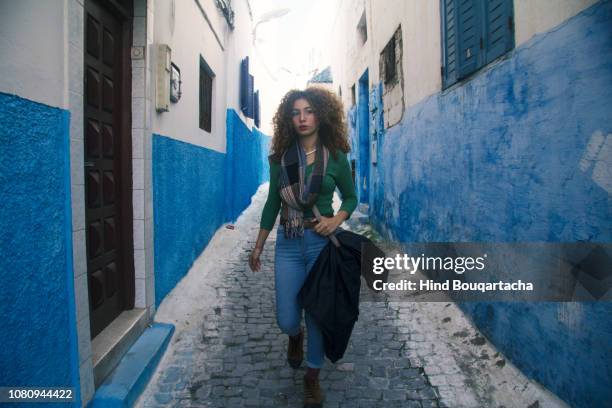 jeune femme marche dans la rue - femme marche rue ストックフォトと画像