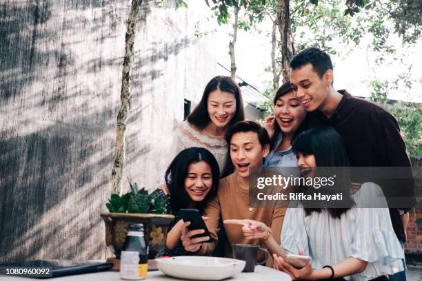 groupe de jeunes asiatiques avec smartphone - asian friends gathering photos et images de collection