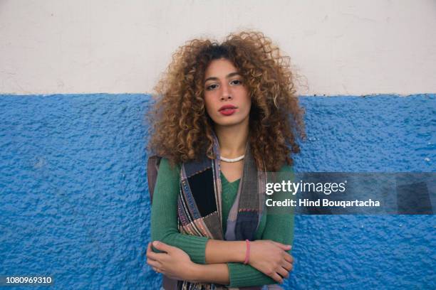 jeune femme avec cheveux bouclé belle et forte - femme face stock pictures, royalty-free photos & images