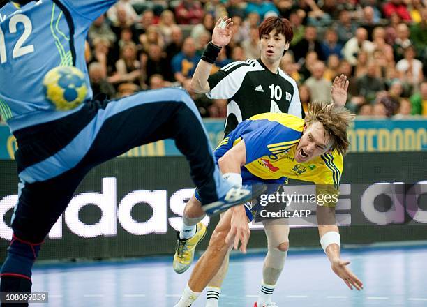 Sweden'sJonas Kallman scores on South Korea's goalie Chan Young Park during their Men's World Handball Championship group D match on January 17 at...
