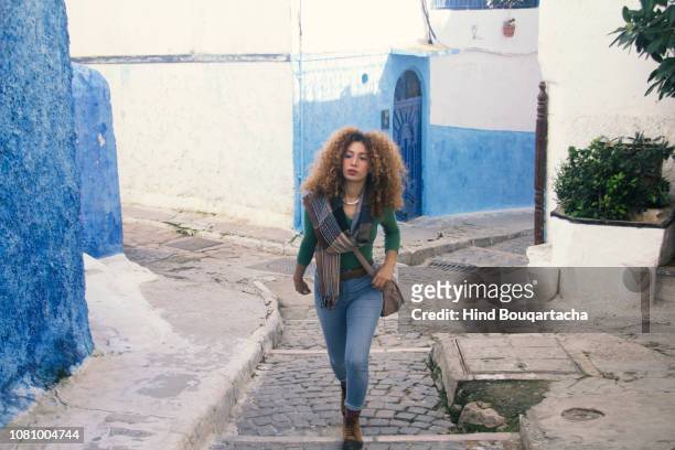 jeune femme marche dans la rue - femme marche rue stock pictures, royalty-free photos & images