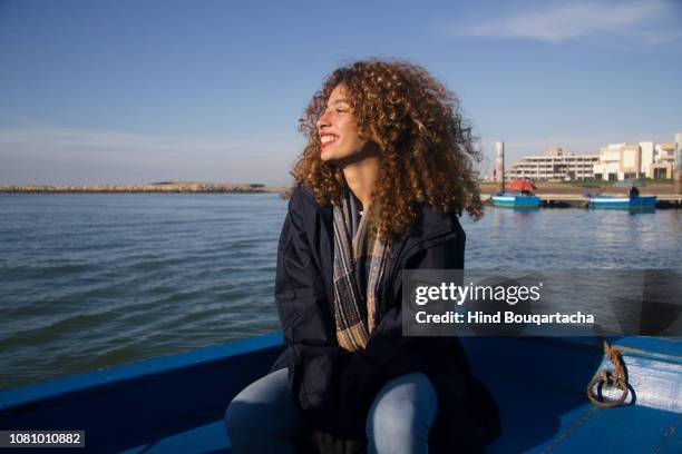 jeune femme sur le bateau - lifestyle femme ストックフォトと画像