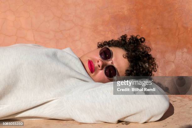 young woman laying in the sun - showus 個照片及圖片檔