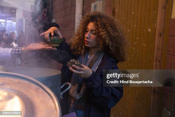 jeune femme achète pour manger - femme manger stock pictures, royalty-free photos & images