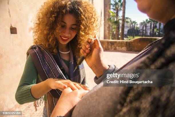 jeune femme se fait du henna - femme black stock pictures, royalty-free photos & images