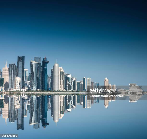 doha skyline reflexionen - qatar port stock-fotos und bilder