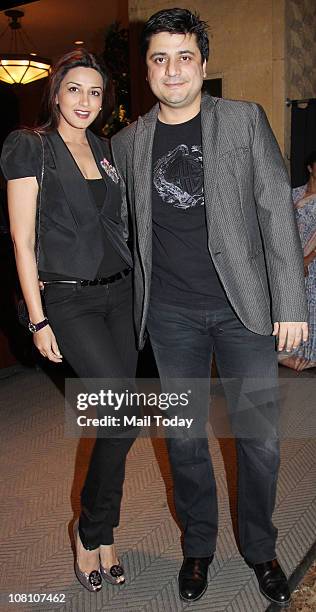 Sonali Bendre with husband Goldie Behl at the 10th Wedding Anniversary Party of Akshay Kumar and Twinkle Khanna.