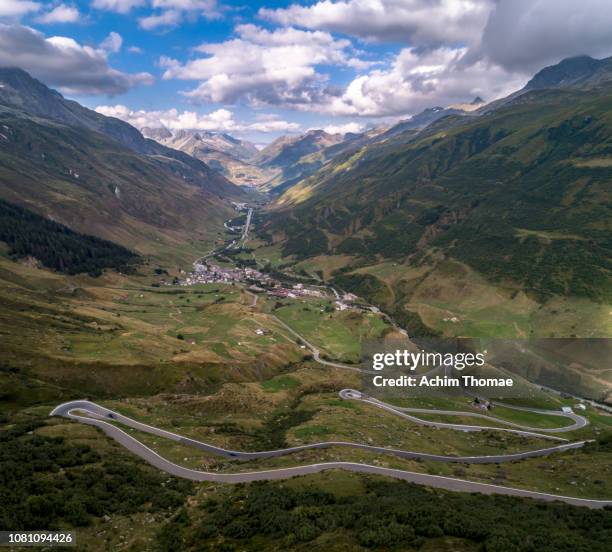 furka pass road, switzerland, europe - anhöhe stockfoto's en -beelden