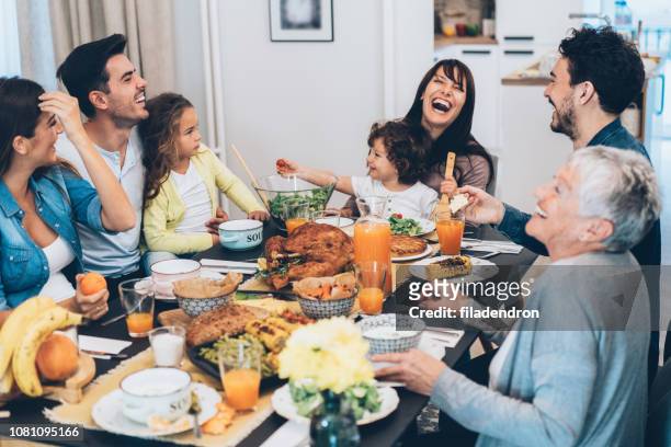familie weihnachten essen - mutter kind lachen zuhause stock-fotos und bilder