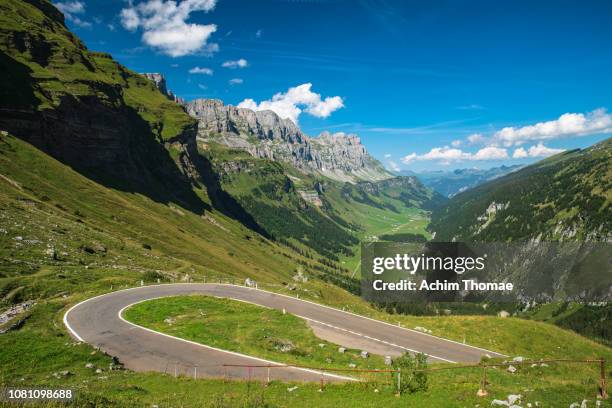 klausen pass road, switzerland, swiss alps - anhöhe stockfoto's en -beelden