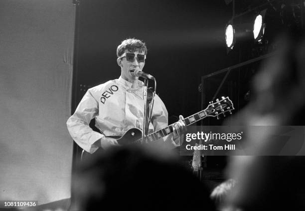 Guitarist Bob Mothersbaugh of Devo performs at The Agora Ballroom on July 27, 1979 in Atlanta, Georgia.