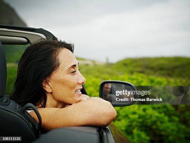 woman in convertible looking out - hawaii fun fotografías e imágenes de stock