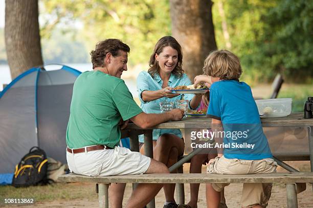 europäischer abstammung familie camping zusammen - garden table stock-fotos und bilder