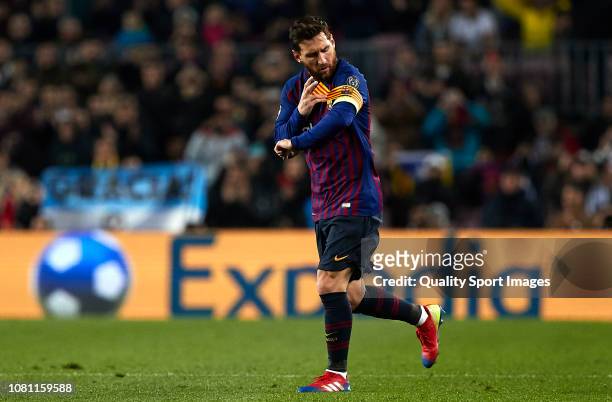 Lionel Messi of Barcelona puts on the captains armband during the UEFA Champions League Group B match between FC Barcelona and Tottenham Hotspur at...