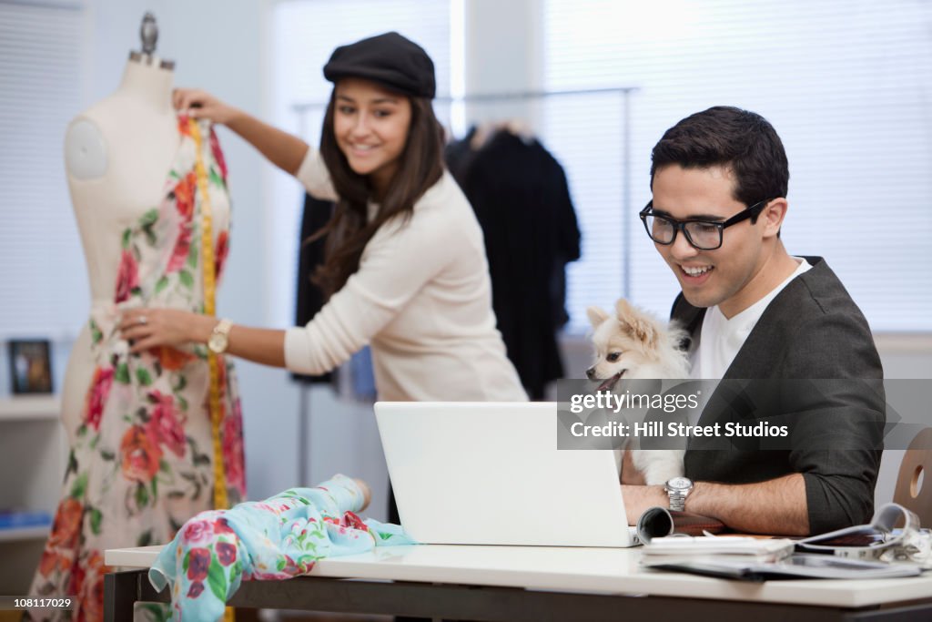Vestuário designers trabalhando na Oficina em