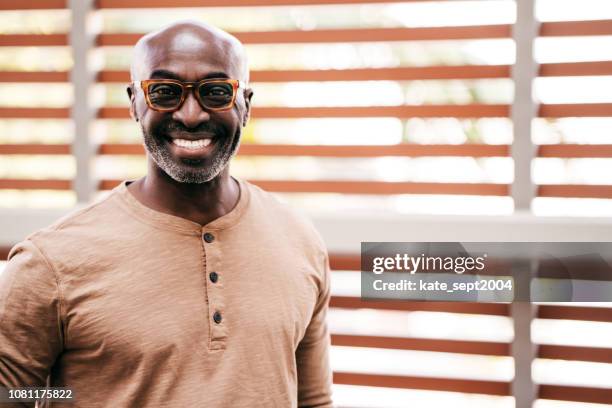 55 jaar vieren - 55 to 60 years old african american male stockfoto's en -beelden