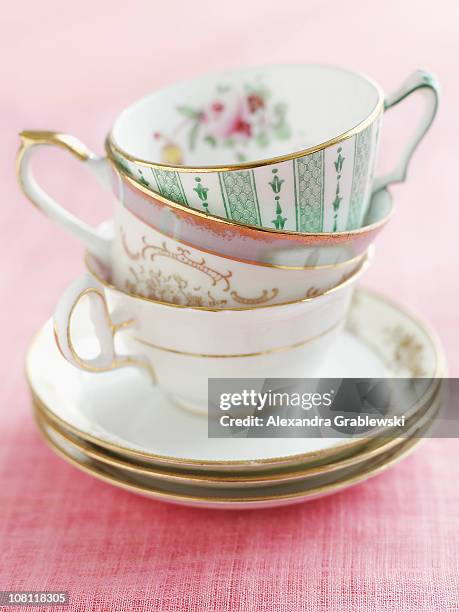 stack of teacups - pires imagens e fotografias de stock