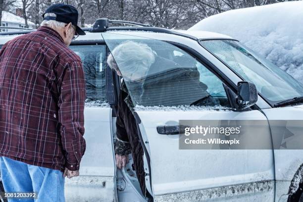 ältere ehepaare winter schnee sturm auto betreten - chubby man shopping stock-fotos und bilder