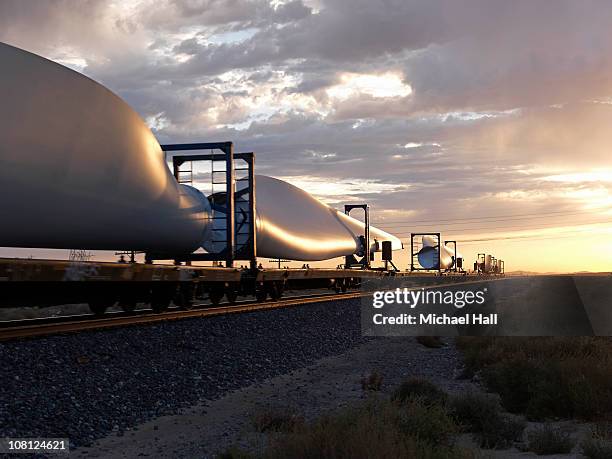 wind turbine blades on train - verkehrswesen stock-fotos und bilder