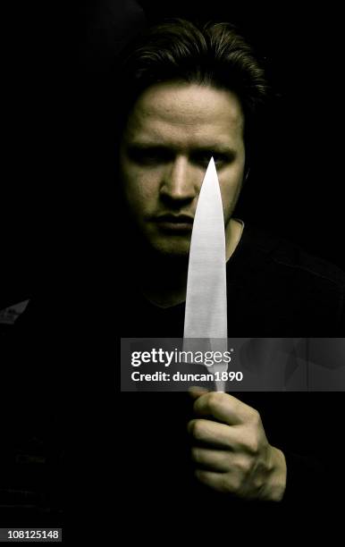 retrato de homem segurando faca lâminas, low key - murderer - fotografias e filmes do acervo