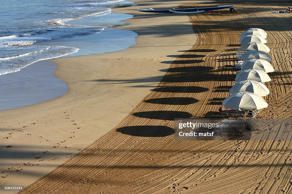 Des chaises longues et parasols