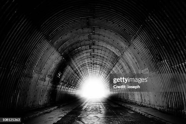 ブラックとホワイトのトンネル - 限界 ストックフォトと画像