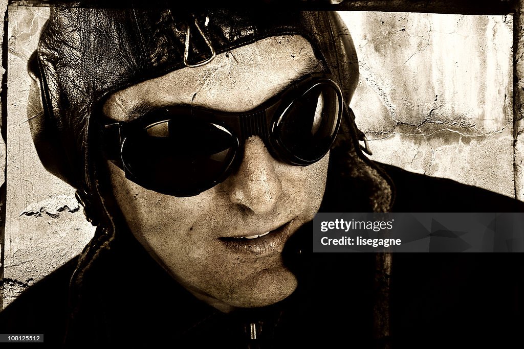 Homme portant Chapeau d'aviateur Vintage et Lunettes d'aviation