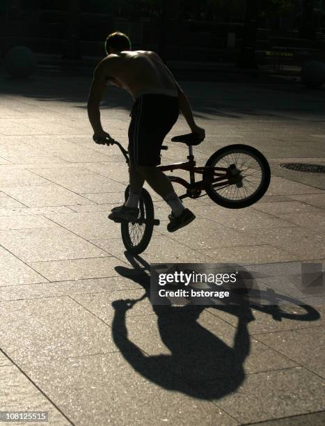 urban bicycle rider - bicycle stunt stock pictures, royalty-free photos & images