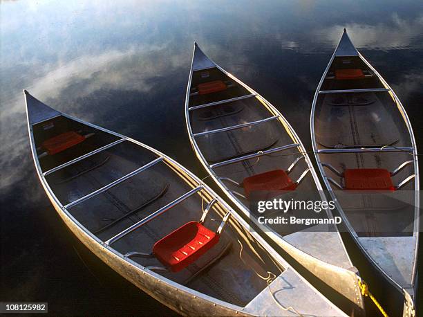 tre canoa galleggiante in acque tranquille - shawnee kansas foto e immagini stock