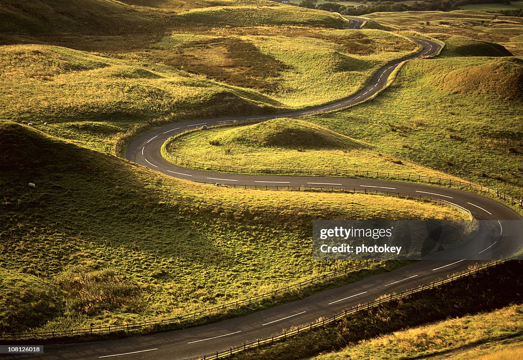 Estrada Snaking através de paisagem