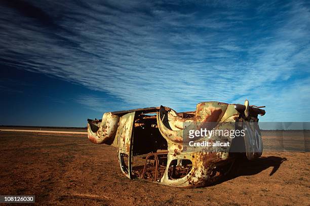 asinhas, rusty e old automóvel no deserto do cerrado australiano - abandoned car - fotografias e filmes do acervo