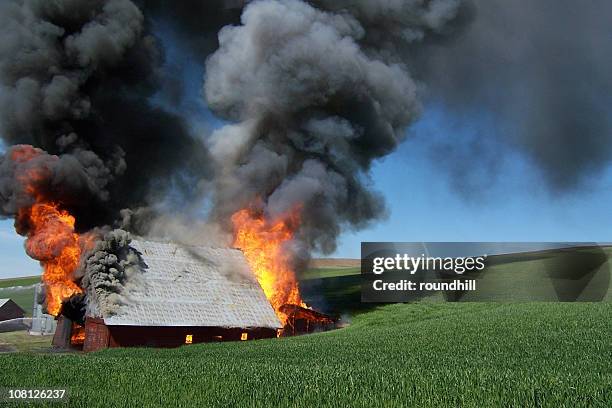 brûler barn au palouse - burning house photos et images de collection