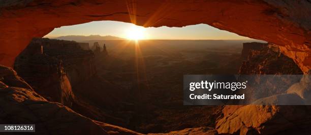 mesa arch em sunrise-panorama - mesa arch imagens e fotografias de stock