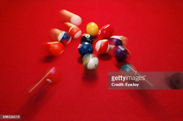 motion blur der pool-bälle verstreuten auf red table - snookerkugel stock-fotos und bilder