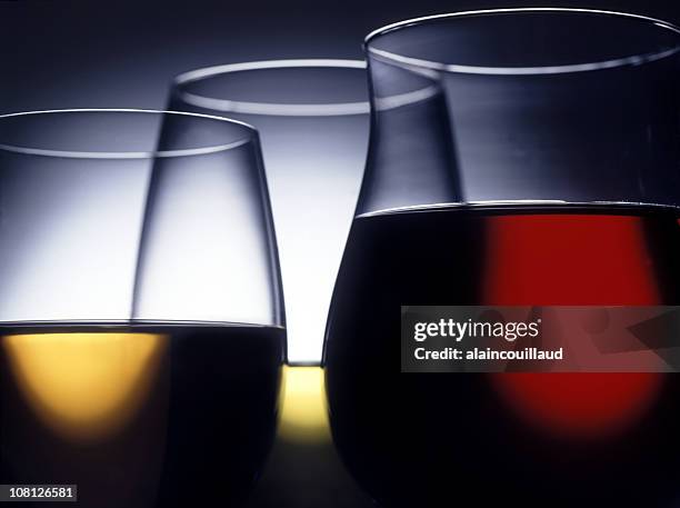 gros plan de verres de blanc, rouge et rose vin - vin blanc photos et images de collection