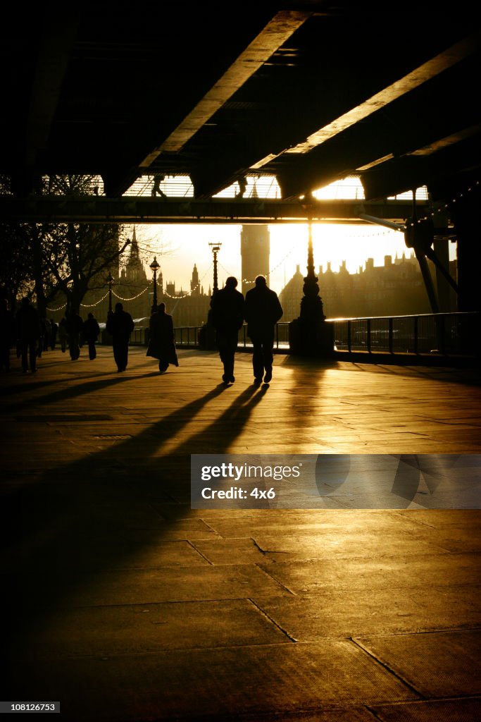 Silhueta de Pessoas a caminhar em Bridge em Londres