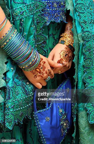 indian bride wearing jewellery, henna and wedding dress - mehndi stock pictures, royalty-free photos & images