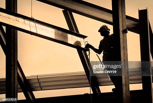 silhueta de trabalhador da construção civil trabalhando em estufa - operário siderúrgico imagens e fotografias de stock