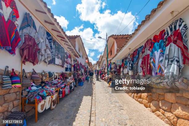 chinchero markt in de heilige vallei, peru - vilcabamba peru stockfoto's en -beelden
