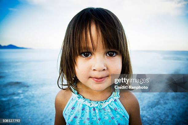 niedliche kleine mädchen in der salt flats - salt flats stock-fotos und bilder