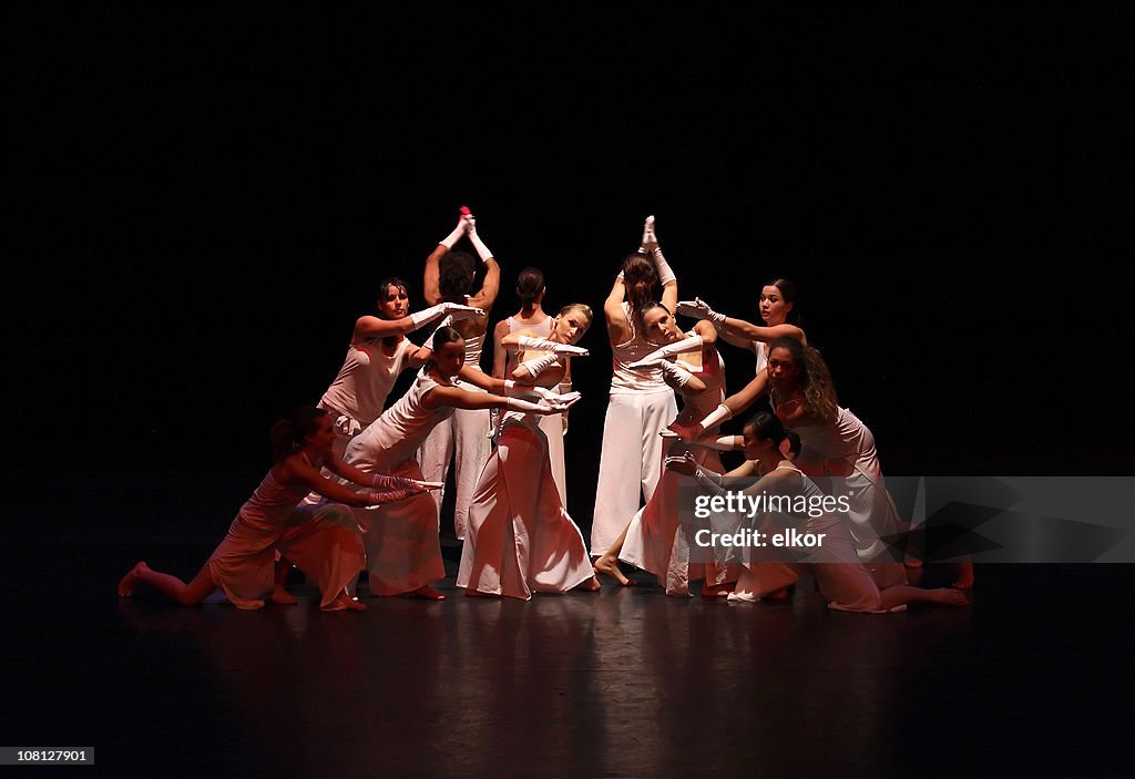 Moderno femminile ballerini sul palco