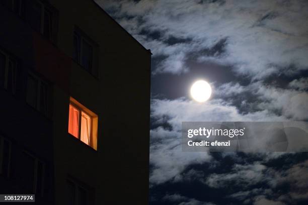 zweite story house fenster beleuchteten gegen night sky - creepy house at night stock-fotos und bilder