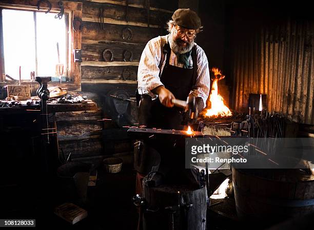 authentische altmodische schmied - blacksmith sparks stock-fotos und bilder