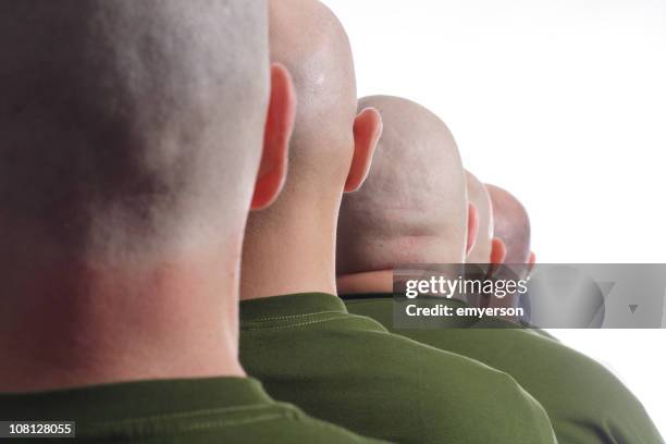 ラインの兵士、坊主頭の男性 - shaved head ストックフォトと画像