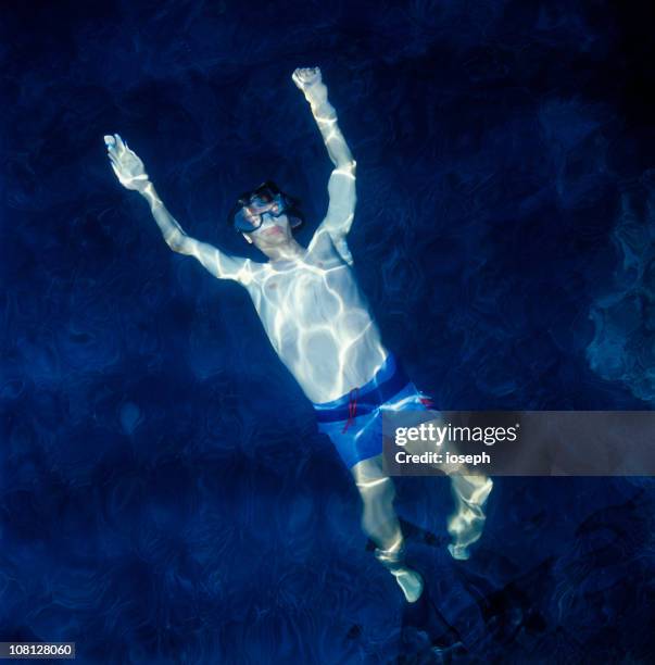 young man floating underwater in ocean - drowning victim photos 個照片及圖片檔