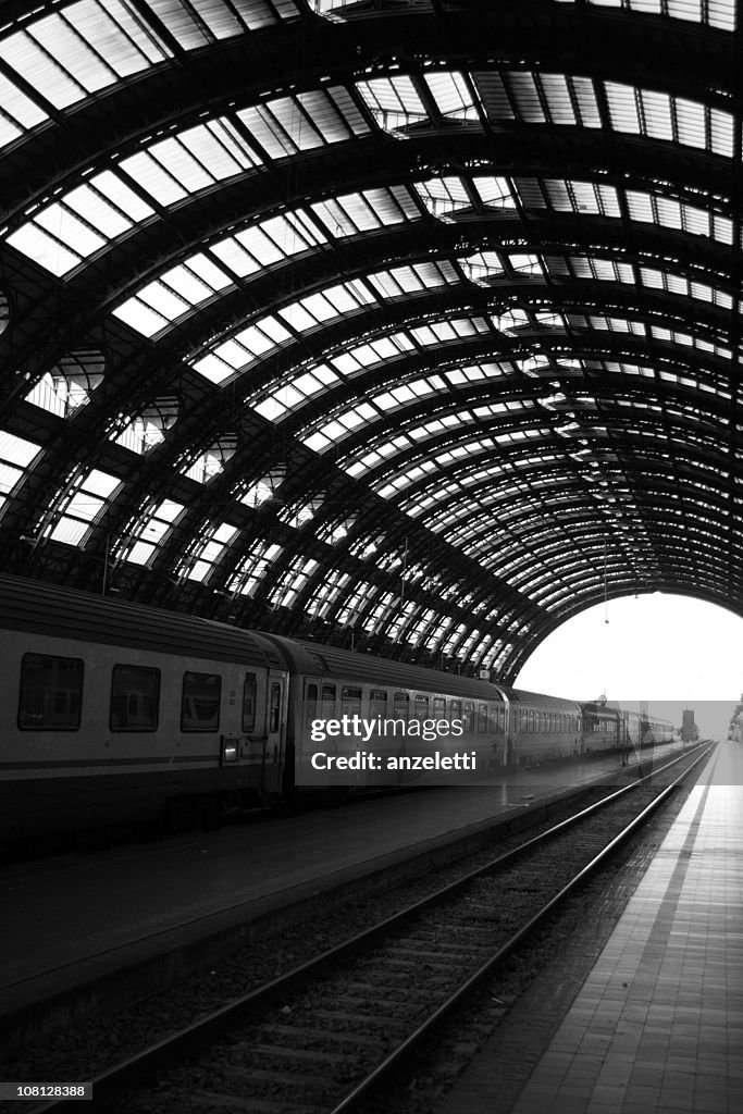La gare ferroviaire centrale de Milan et ferroviaire titres, noir et blanc