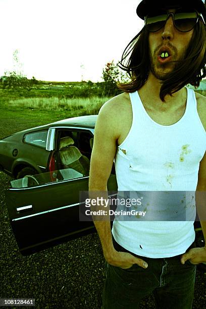 pajuerano hombre posando junto a car en el campo país de - pajuerano fotografías e imágenes de stock